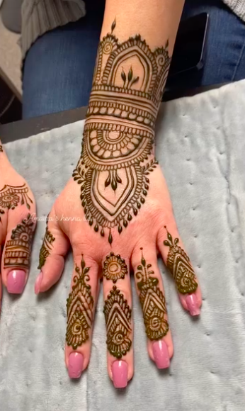 Henna by Muzna Suriya