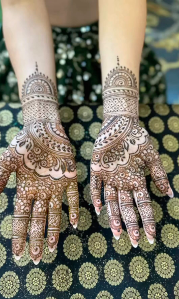 Deepali Anavekar - Mehndi Artists