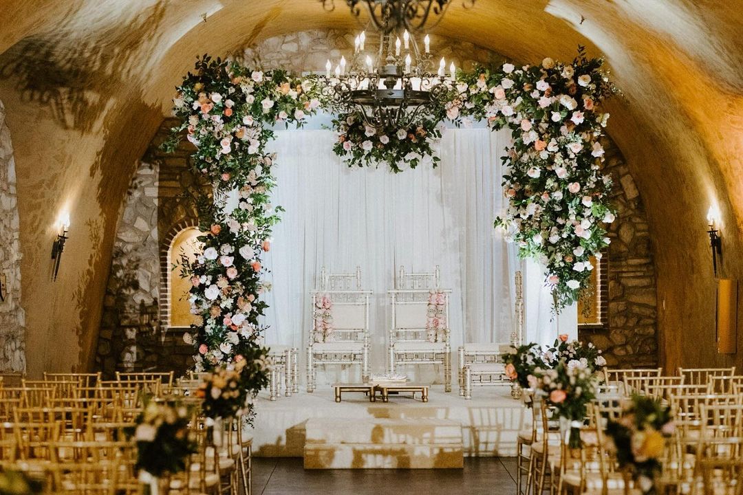 Fine Linen Creation - Decorators